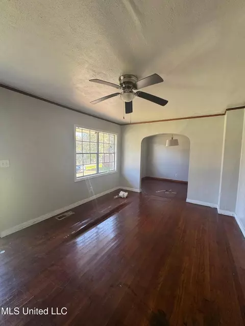 Living - 1939 Shamrock Dr, Jackson, MS 39204 photo 4 of 4