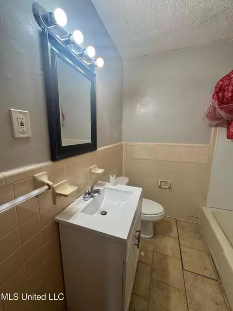 Bath - 1939 Shamrock Dr, Jackson, MS 39204 photo 2 of 2