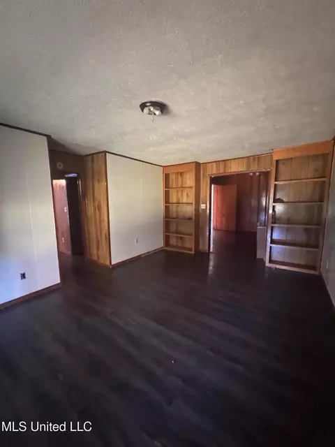 Living - 1939 Shamrock Dr, Jackson, MS 39204 photo 2 of 4