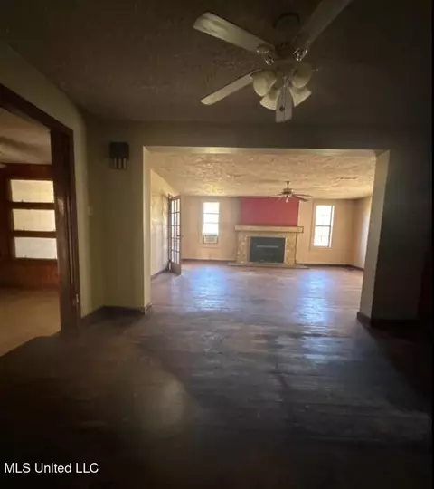 Living - 4145 Old Jackson Rd, Terry, MS 39170 photo 2 of 3