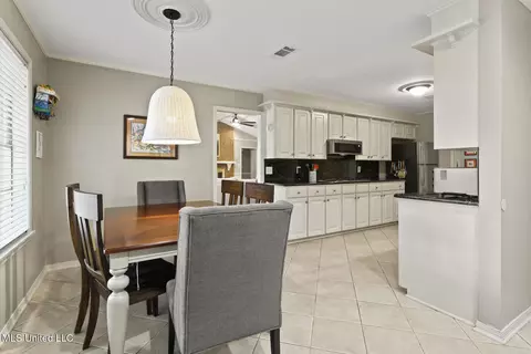 Dining - 5485 River Thames Rd, Jackson, MS 39211 photo 3 of 3