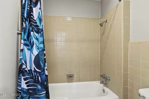 Bath - 5485 River Thames Rd, Jackson, MS 39211 photo 2 of 4