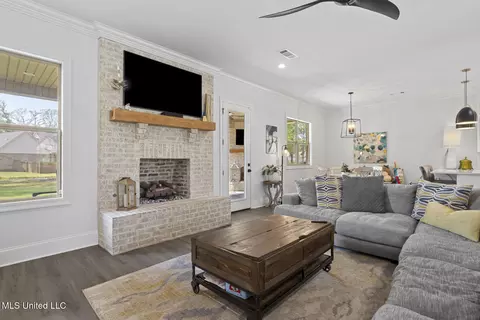 Living - 301 Leland Dr, Brandon, MS 39042 photo 1 of 3