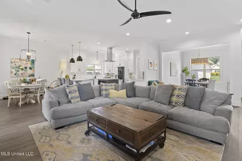 Living - 301 Leland Dr, Brandon, MS 39042 photo 2 of 3