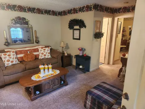 Living - 951 Wetonga Ln, Hernando, MS 38632 photo 2 of 7