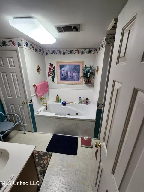 Bath - 951 Wetonga Ln, Hernando, MS 38632 photo 3 of 5