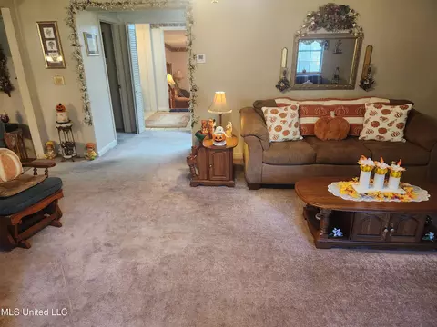 Living - 951 Wetonga Ln, Hernando, MS 38632 photo 1 of 7