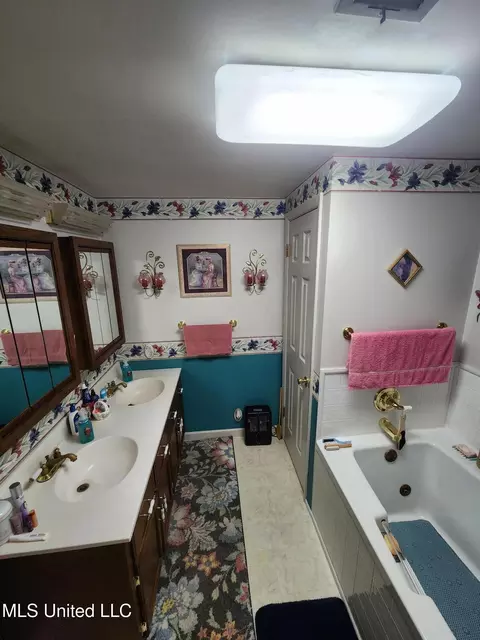 Bath - 951 Wetonga Ln, Hernando, MS 38632 photo 4 of 5