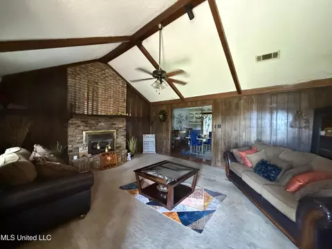 Living - 434 Crider Dr, Brookhaven, MS 39601 photo 1 of 2