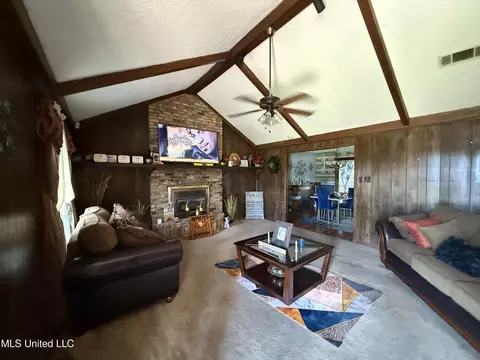 Living - 434 Crider Dr, Brookhaven, MS 39601 photo 2 of 2