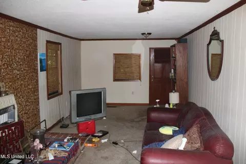 Living - 51 Connie Dr, Pope, MS 38658 photo 2 of 3