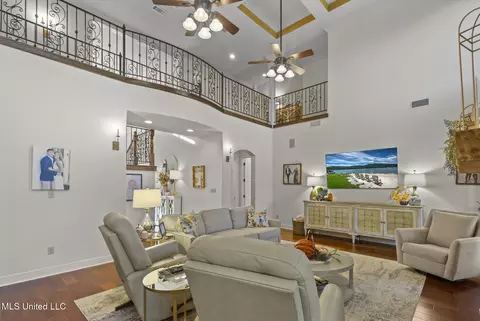 Living - 1119 Milltowne Dr, Wesson, MS 39191 photo 3 of 4