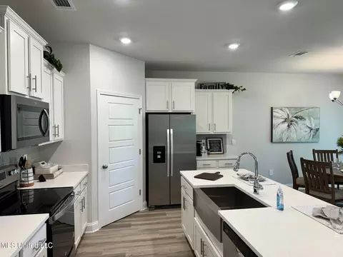 Kitchen - 17422 Willow Cv, Saucier, MS 39574 photo 2 of 2
