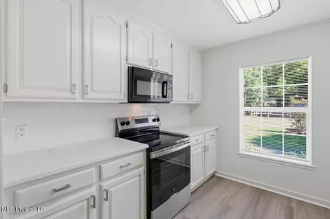 Kitchen - 3019 Willow Dr, Brandon, MS 39042 photo 3 of 3