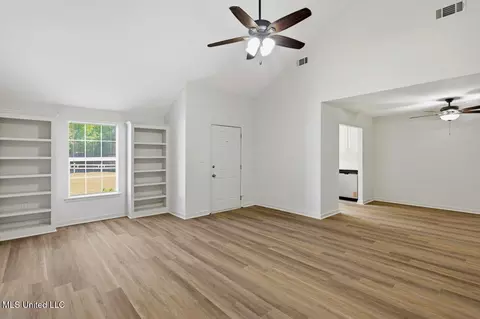 Living - 3019 Willow Dr, Brandon, MS 39042 photo 2 of 4