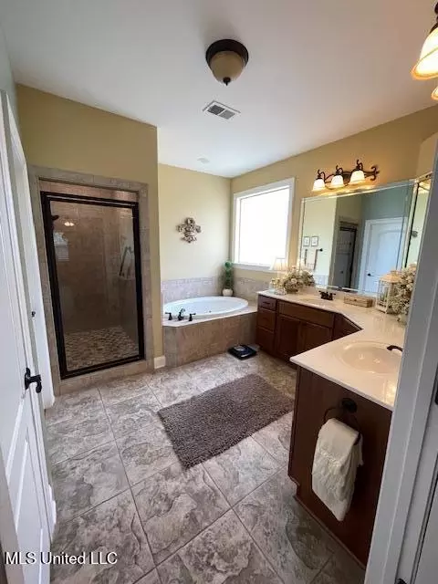 Bath - 1448 S Notting Hl, Hernando, MS 38632 photo 1 of 5