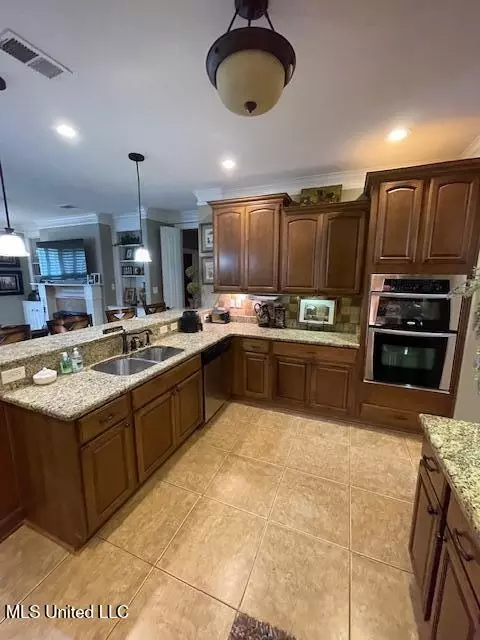 Kitchen - 1448 S Notting Hl, Hernando, MS 38632 photo 4 of 5