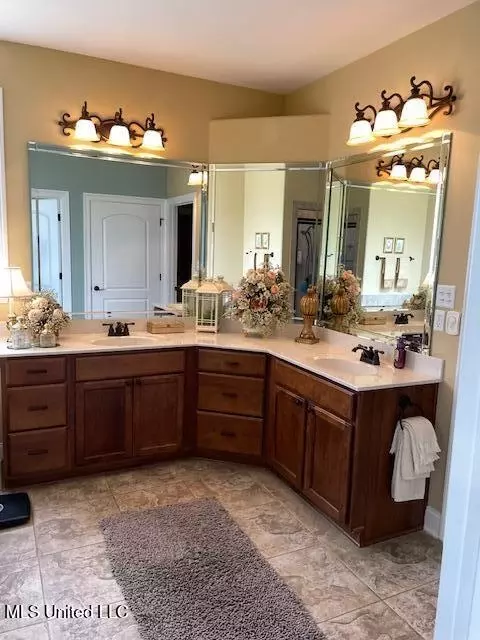 Bath - 1448 S Notting Hl, Hernando, MS 38632 photo 2 of 5