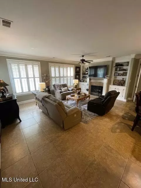 Living - 1448 S Notting Hl, Hernando, MS 38632 photo 3 of 4
