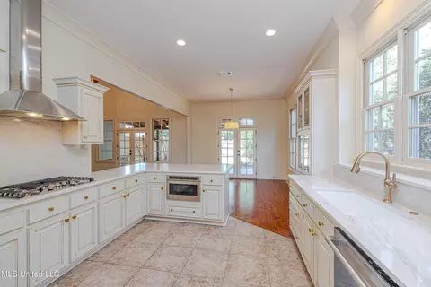 Kitchen - 158 Reunion Blvd, Madison, MS 39110 photo 4 of 4
