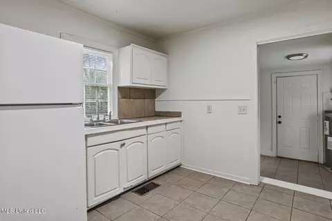 Entry Way - 615 Broadmoor Dr, Jackson, MS 39206 photo 2 of 2