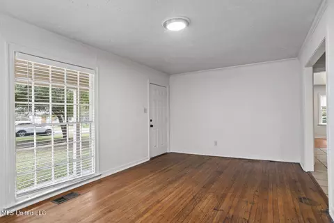 Living - 615 Broadmoor Dr, Jackson, MS 39206 photo 2 of 2