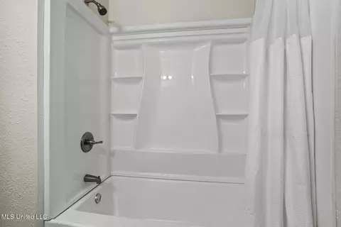 Bath - 615 Broadmoor Dr, Jackson, MS 39206 photo 2 of 3