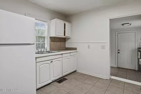 Entry Way - 615 Broadmoor Dr, Jackson, MS 39206 photo 1 of 2