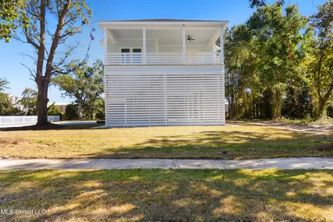 124 Holiday Dr, Pass Christian, MS 39571