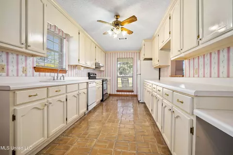 Kitchen - 14505 Wolf Ridge Rd, Moss Point, MS 39562 photo 1 of 2