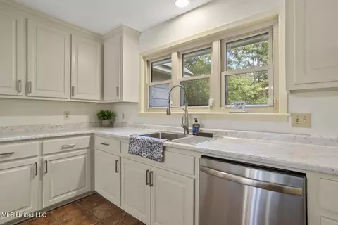 Kitchen - 18899 Midway Rd, Terry, MS 39170 photo 4 of 5