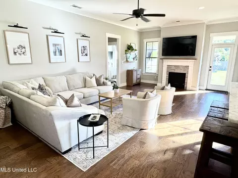 Living - 2098 E Watson Vw, Nesbit, MS 38651 photo 2 of 2