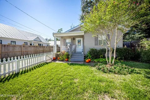 443 Bills Ave, Ocean Springs, MS 39564
