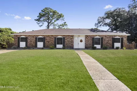 8 Lexington Pl, Gulfport, MS 39507