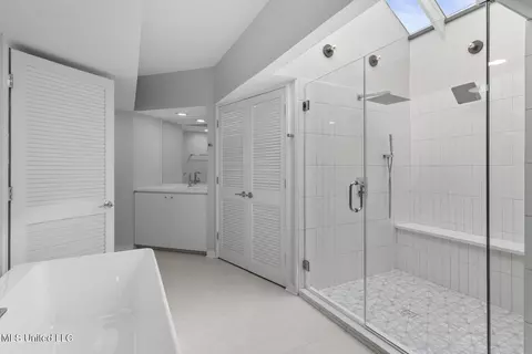 Bath - 2426 Eastover Dr, Jackson, MS 39211 photo 5 of 10