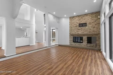 Living - 2426 Eastover Dr, Jackson, MS 39211 photo 4 of 8