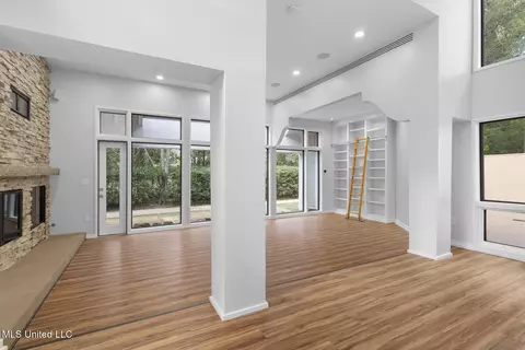 Living - 2426 Eastover Dr, Jackson, MS 39211 photo 2 of 8