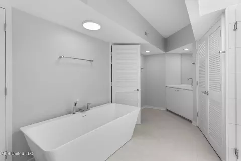 Bath - 2426 Eastover Dr, Jackson, MS 39211 photo 4 of 10