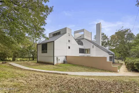 Exterior - 2426 Eastover Dr, Jackson, MS 39211 photo 9 of 12