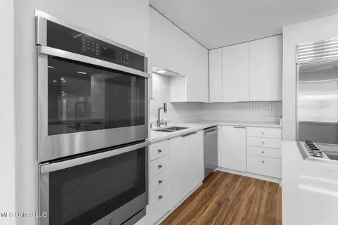 Kitchen - 2426 Eastover Dr, Jackson, MS 39211 photo 4 of 7