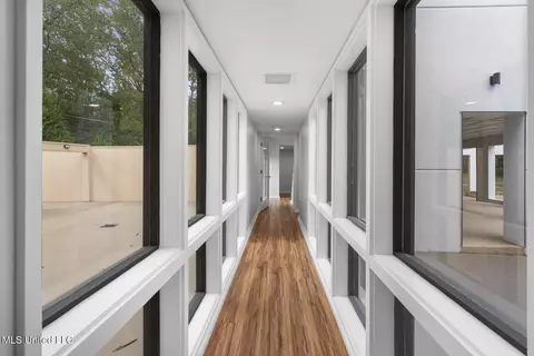 Entry Way - 2426 Eastover Dr, Jackson, MS 39211 photo 3 of 7