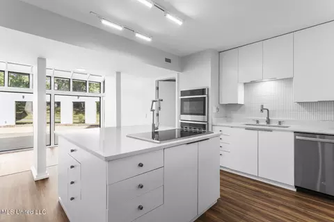 Kitchen - 2426 Eastover Dr, Jackson, MS 39211 photo 6 of 7