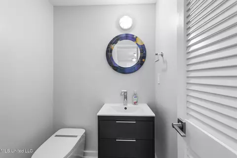 Bath - 2426 Eastover Dr, Jackson, MS 39211 photo 1 of 10