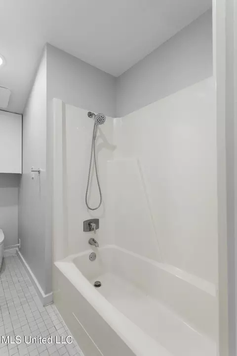 Bath - 2426 Eastover Dr, Jackson, MS 39211 photo 7 of 10