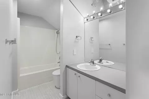 Bath - 2426 Eastover Dr, Jackson, MS 39211 photo 9 of 10