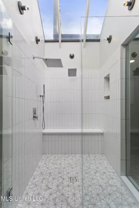 Bath - 2426 Eastover Dr, Jackson, MS 39211 photo 6 of 10