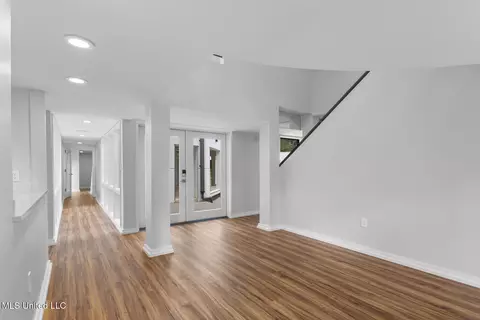 Entry Way - 2426 Eastover Dr, Jackson, MS 39211 photo 2 of 7