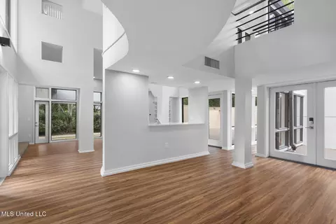 Living - 2426 Eastover Dr, Jackson, MS 39211 photo 1 of 8