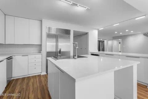 Kitchen - 2426 Eastover Dr, Jackson, MS 39211 photo 3 of 7