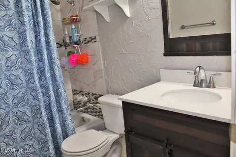 Bath - 9808 Briarcliff Dr, Moss Point, MS 39562 photo 2 of 3